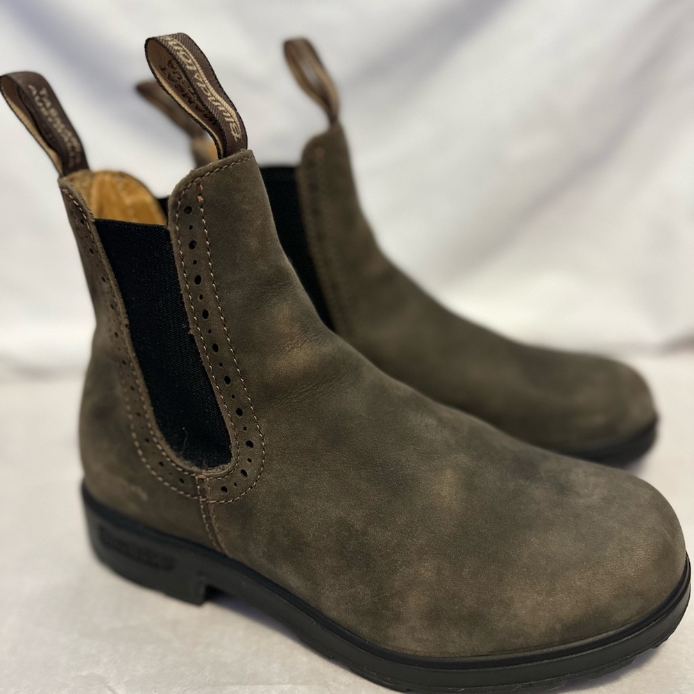 Women’s Blundstone High Top Chelsea Boot 1351; Rustic Brown; Size 7.5M